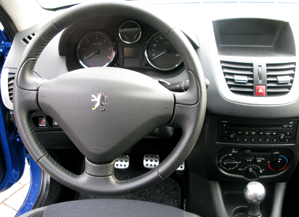 Peugeot 206+: Blick ins Cockpit. 