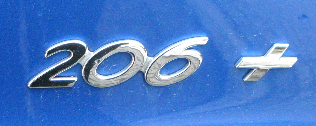 Peugeot 206+: Schriftzug unter hinterer Leuchteinheit. 