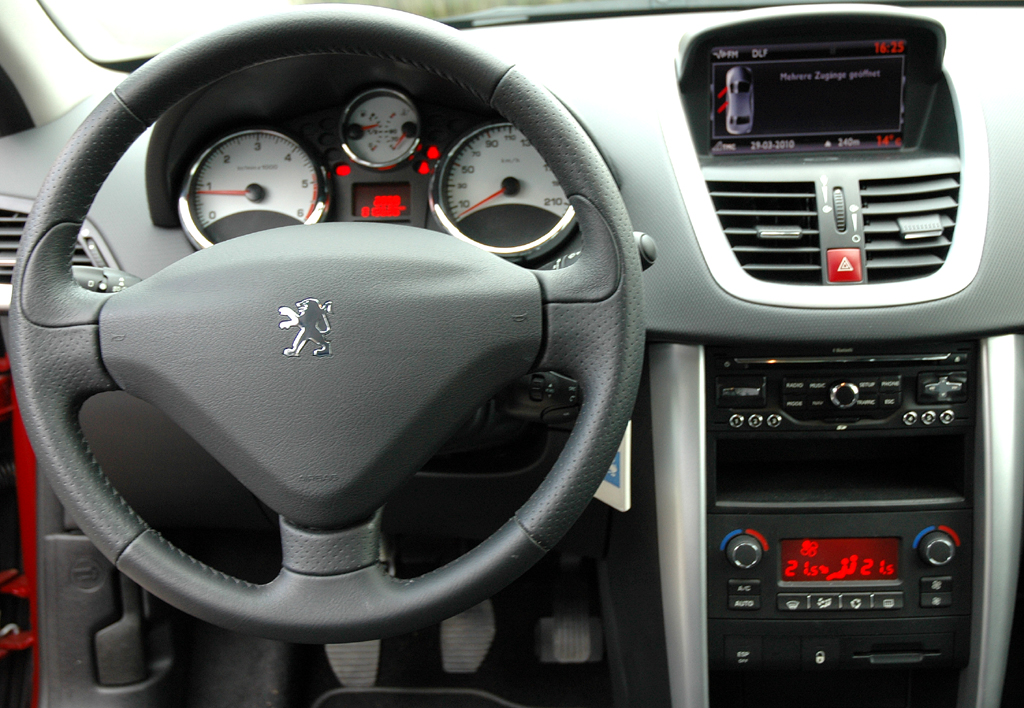 Peugeot 207: Blick ins Cockpit. 