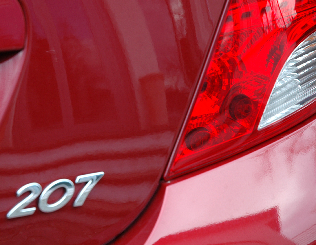 Peugeot 207: Leuchteinheit hinten mit Schriftzug. 
