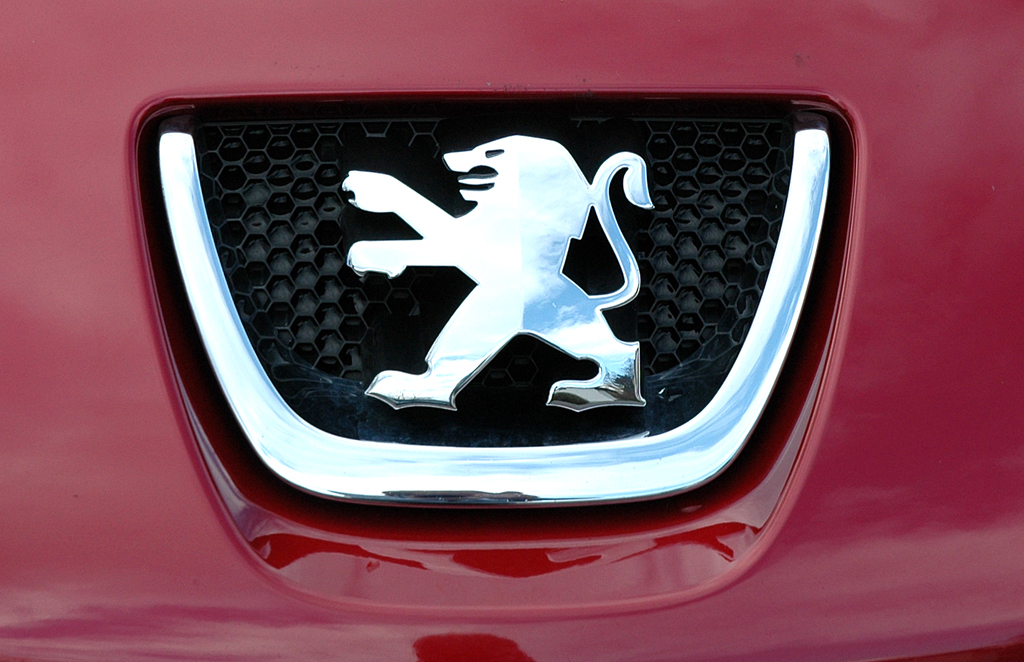 Peugeot 207: Mit dem Löwen-Markenemblem auf der Motorhaube. 