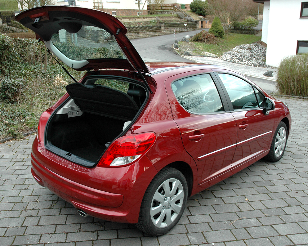 Peugeot 207: Mit geöffneter Heckklappe. 