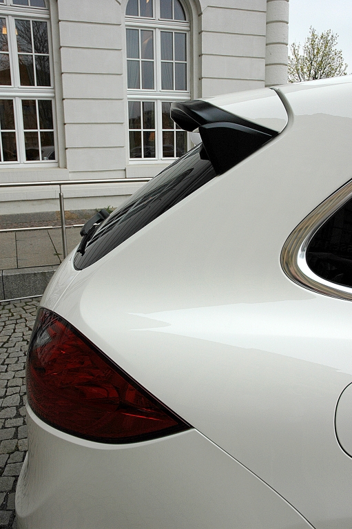 Porsche Cayenne: Blick auf Dachkantenspoiler am Heck.
