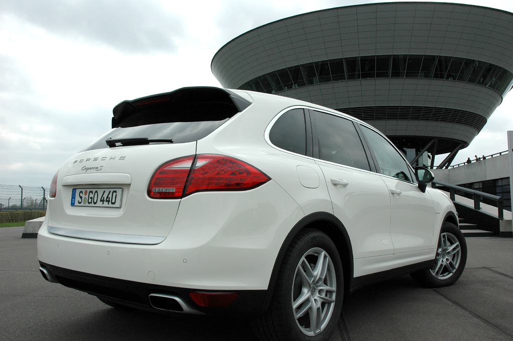 Porsche Cayenne: Heck-/Seitenansicht des Hybrid-Cayenne.