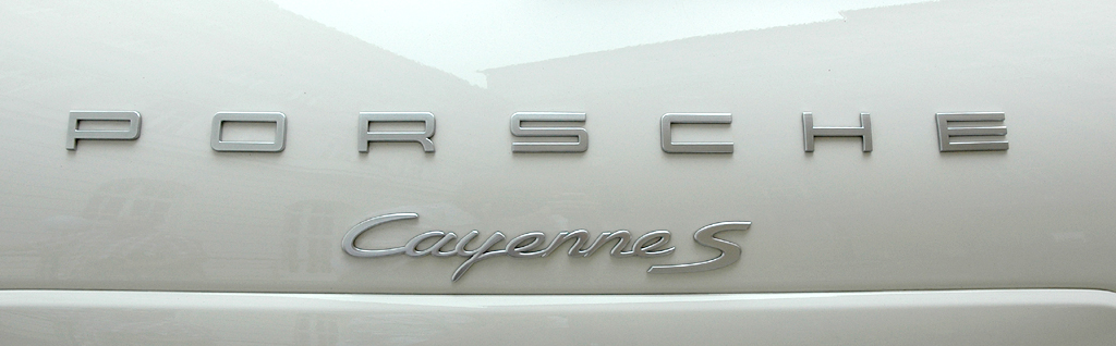 Porsche Cayenne: Heckklappe mit Schriftzügen.