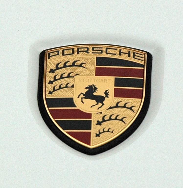 Porsche Cayenne: Markenemblem auf der Haube vorn.