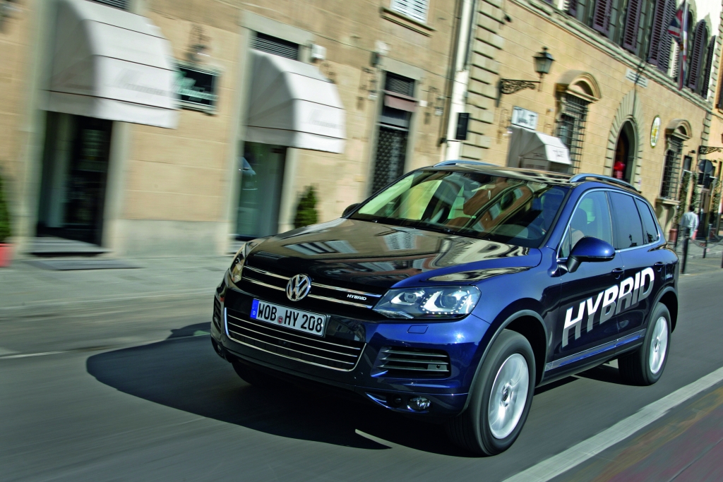Premierentrubel auf der Auto Mobil International (AMI). Der VW Touareq mit neuem Gesicht.