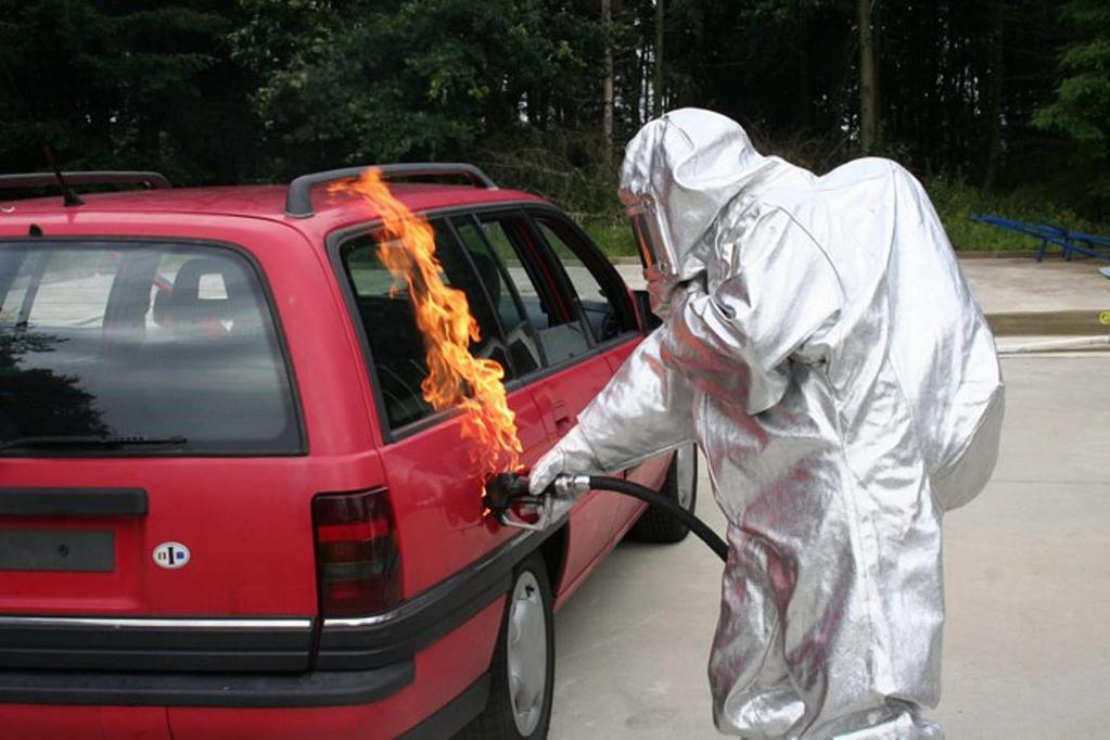 Ratgeber: Bei Fahrzeugbrand richtig verhalten  