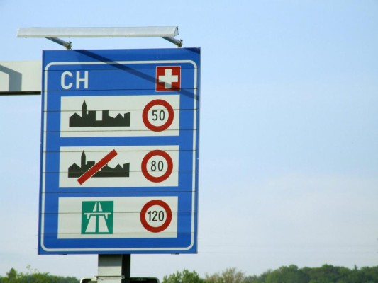Ratgeber Urlaub: Verkehrsregeln im Ausland 