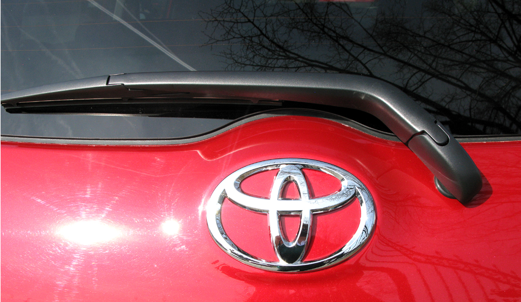 Toyota Auris: Detailaufnahme Heckscheibenwischer, Markenemblem. 