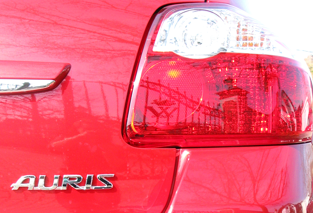 Toyota Auris: Hintere Leuchteinheit mit Schriftzug. 