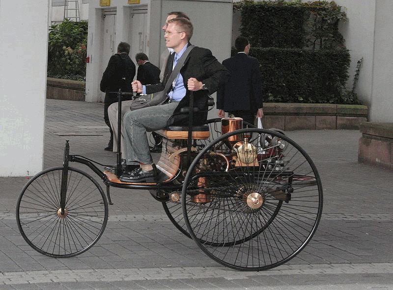 Vom ersten Benz-Motorwagen (1885) gibt es einen orginalgetreuen Nachbau; Bertha Benz war 1888 mit Benz Motorwagen Nr. 3 zu ihrer spektakulären Fernfahrt aufgebrochen.