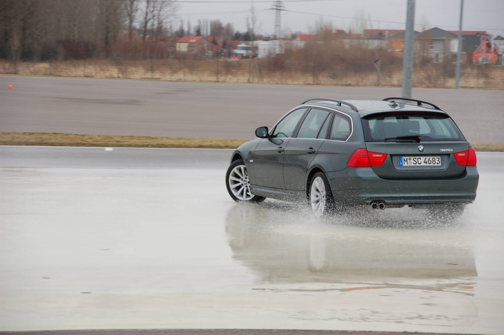 auto.de-Vergleichstest: Audi A4 2.0 T Quattro vs. BMW 325 i Touring | Dynamikplatte