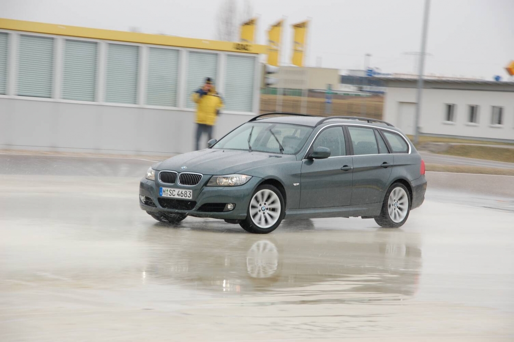 auto.de-Vergleichstest: Audi A4 2.0 T Quattro vs. BMW 325 i Touring | Dynamikplatte