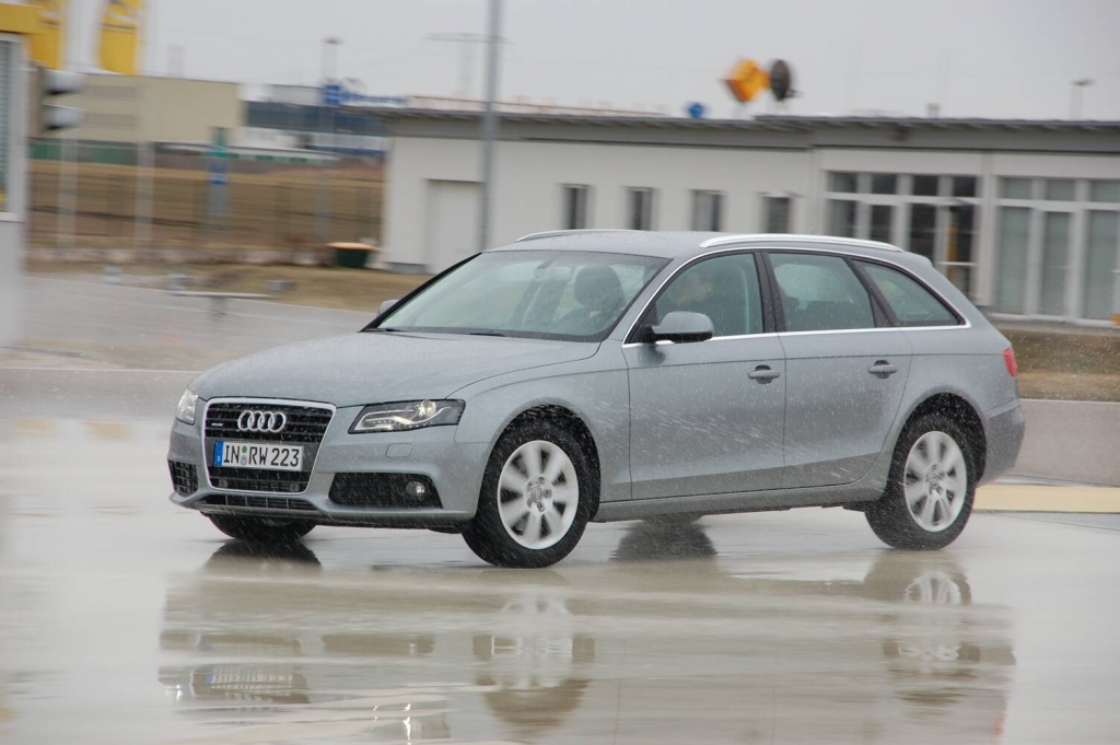auto.de-Vergleichstest: Audi A4 2.0 T Quattro vs. BMW 325 i Touring | Dynamikplatte