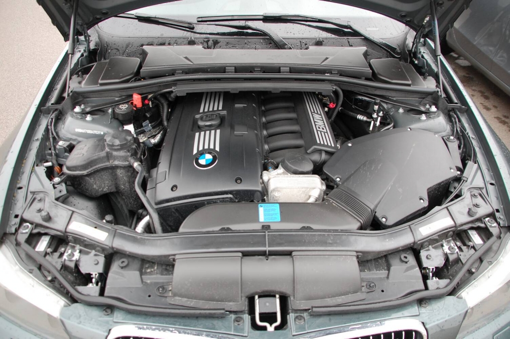 auto.de-Vergleichstest: Audi A4 2.0 T Quattro vs. BMW 325 i Touring