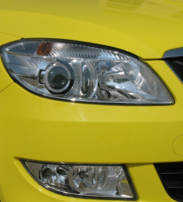 Škoda Fabia: Leuchteinheit vorn.