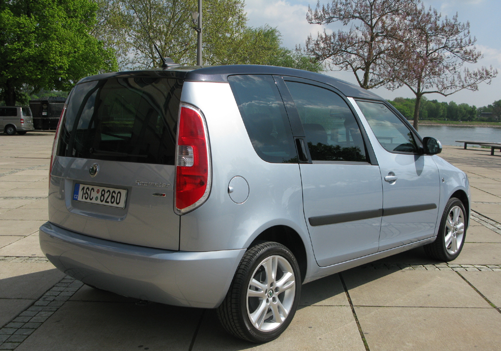 Škoda Roomster: Heck-/Seitenansicht.