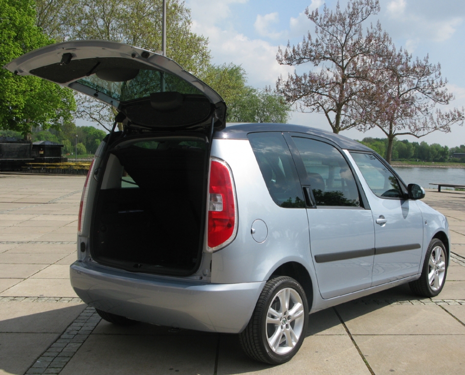 Škoda Roomster: Mit geöffneter Kofferraumklappe.