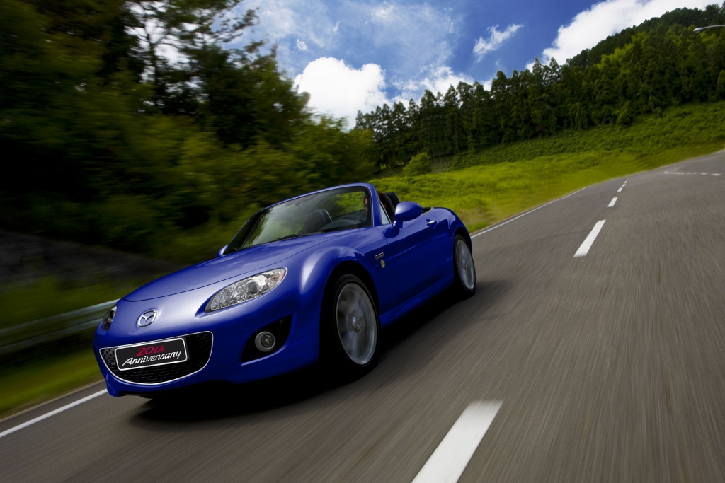 20 Jahre Mazda MX 5 - Sondermodell 20th Anniversary. Der erste Miata von 1990 wirkt doch ein bisschen zierlicher als die dritte Generation.