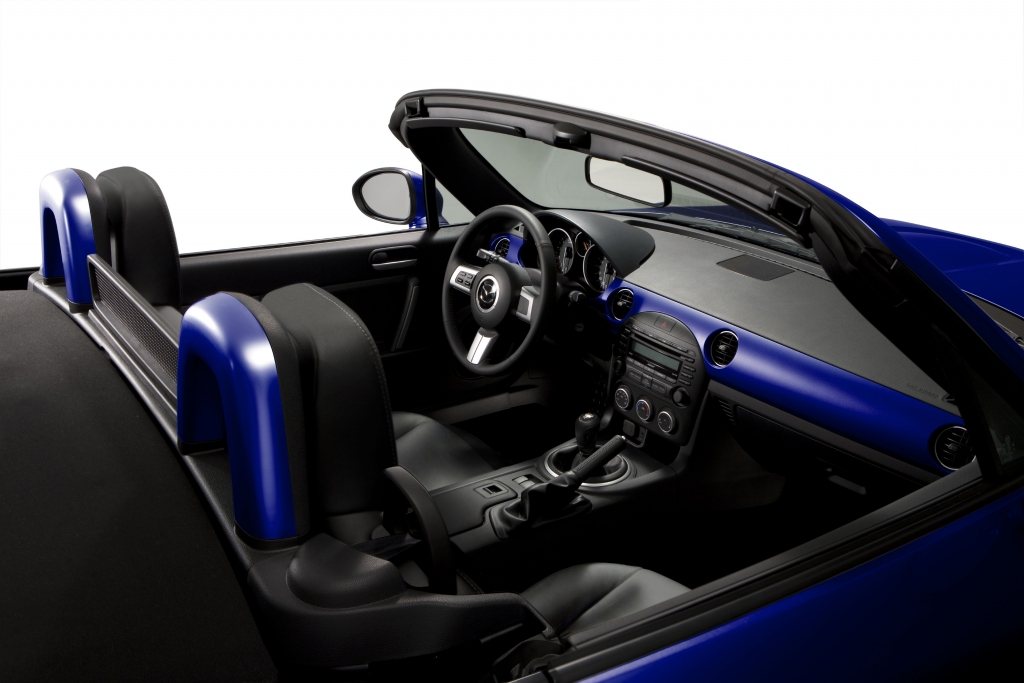 20 Jahre Mazda MX 5 - Sondermodell 20th Anniversary. Der erste Miata von 1990 wirkt doch ein bisschen zierlicher als die dritte Generation.