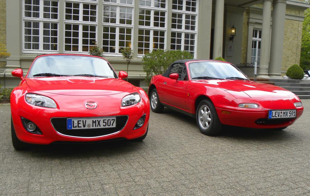20 Jahre Mazda MX 5 - Sondermodell 20th Anniversary. Der erste Miata von 1990 wirkt doch ein bisschen zierlicher als die dritte Generation.