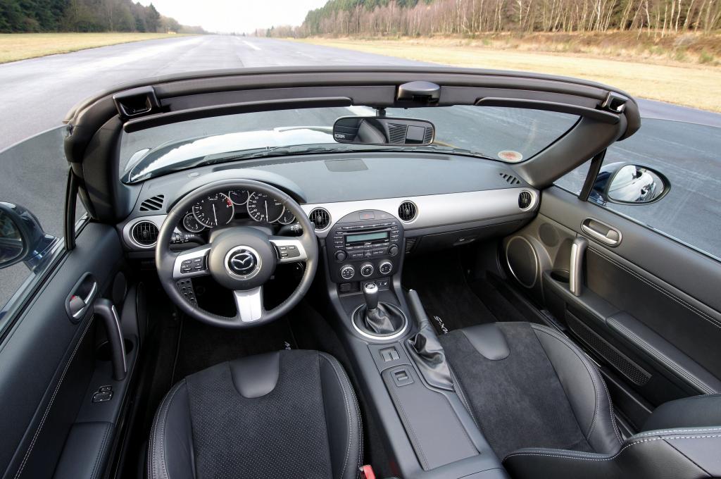 20 Jahre Mazda MX 5 - Sondermodell 20th Anniversary. Der erste Miata von 1990 wirkt doch ein bisschen zierlicher als die dritte Generation.