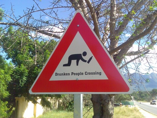Achtung! Betrunkene! Verkersschild in Südafrika