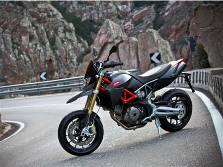 Aprilia Dorsoduro Factory: Veredelter Spaßmacher 