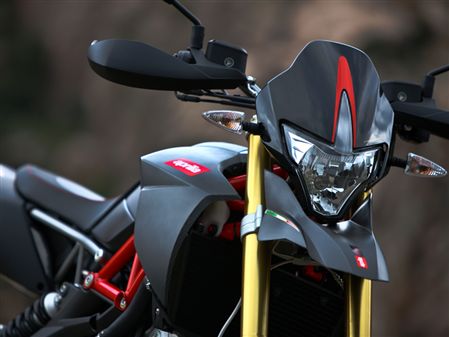 Aprilia Dorsoduro Factory: Veredelter Spaßmacher 