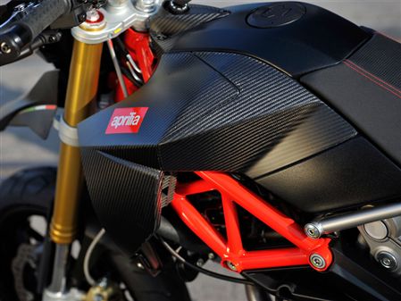 Aprilia Dorsoduro Factory: Veredelter Spaßmacher 