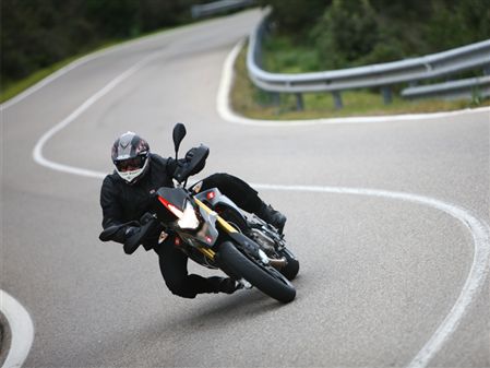 Aprilia Dorsoduro Factory: Veredelter Spaßmacher 