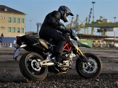 Aprilia Dorsoduro Factory: Veredelter Spaßmacher 