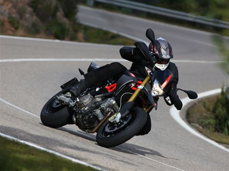 Aprilia Dorsoduro Factory: Veredelter Spaßmacher 