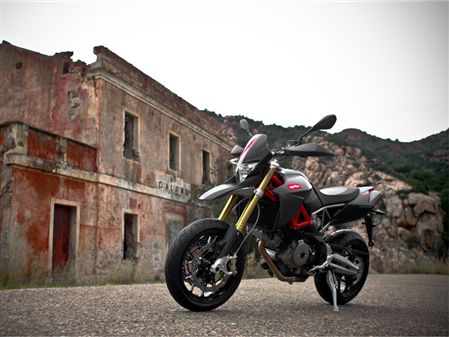 Aprilia Dorsoduro Factory: Veredelter Spaßmacher 