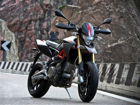 Aprilia Dorsoduro Factory: Veredelter Spaßmacher 