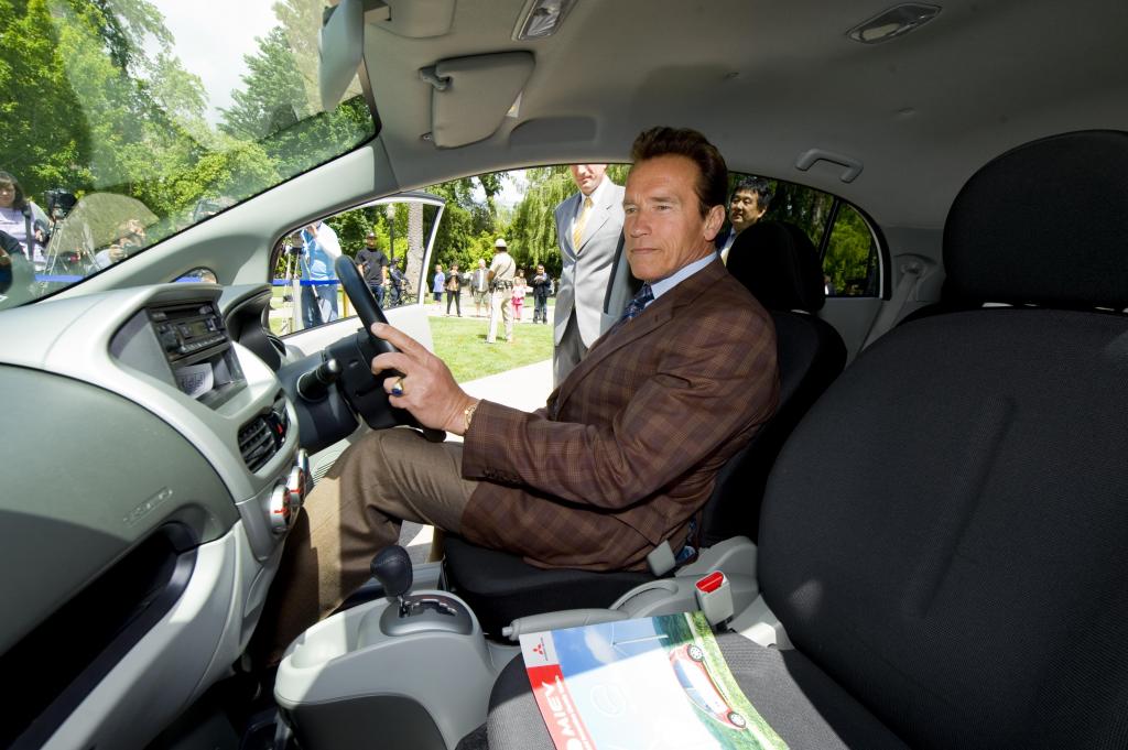 Arnold Schwarzenegger im Mitsubishi i-MiEV.