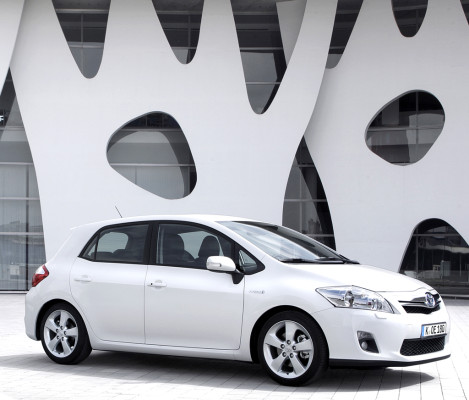 Auch Toyotas Kompaktmodell Auris fährt ab September mit der Kraft der zwei Herzen vor