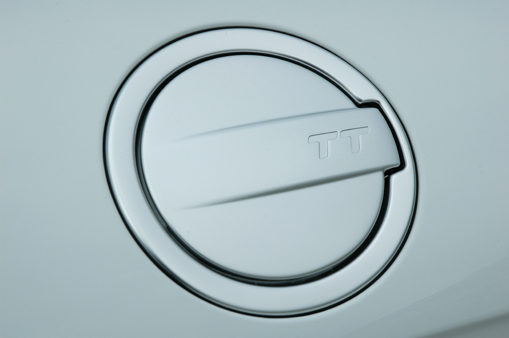 Audi TT: Blick auf den Tankdeckel an der Seite. 