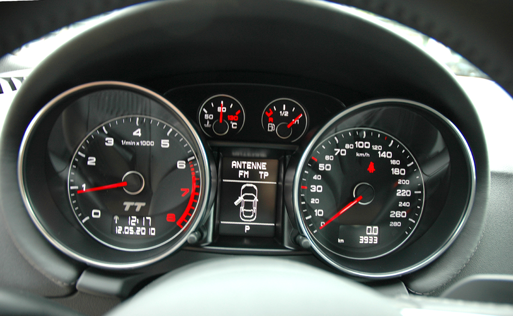Audi TT: Blick auf die Rundinstrumentierung. 