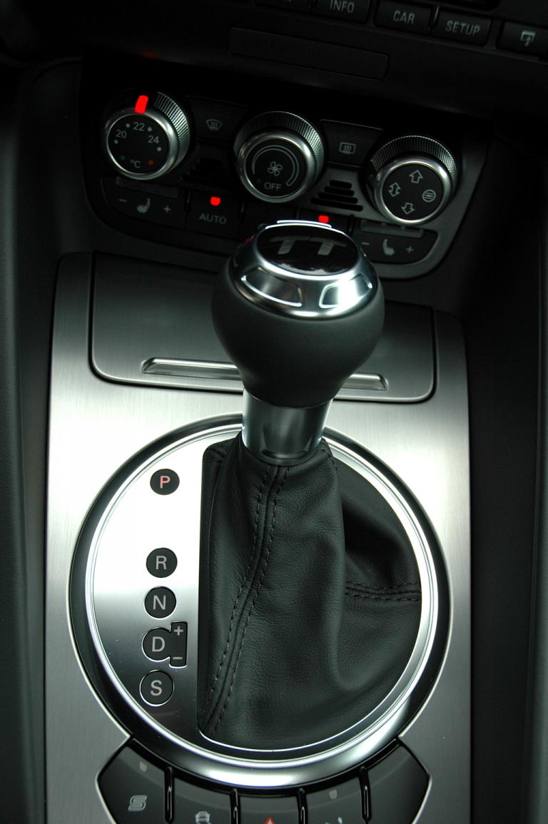 Audi TT: Wählhebel für das Doppelkupplungsgetriebe. 
