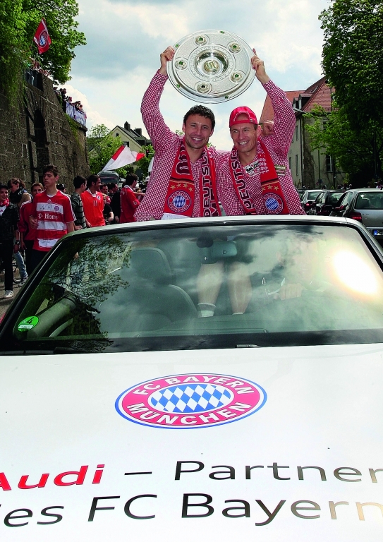 Audi feiert den FC Bayern mit Autokorso