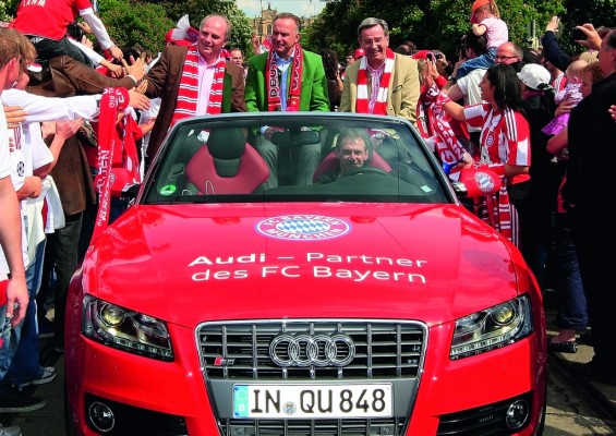 Audi feiert den FC Bayern mit Autokorso