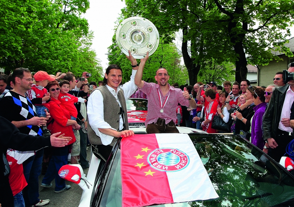 Audi feiert den FC Bayern mit Autokorso