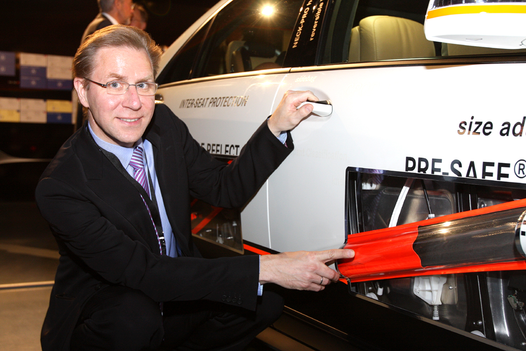 Automatisiertes Fahren: Professor Ralf Guido Herrtwich, der bei Mercedes die Bereiche Fahrerassistenz- und Fahrwerksysteme leitet, weist auf eine Diagnoalstrebe am Experimental-Sicherheitsfahrzeug hin. 