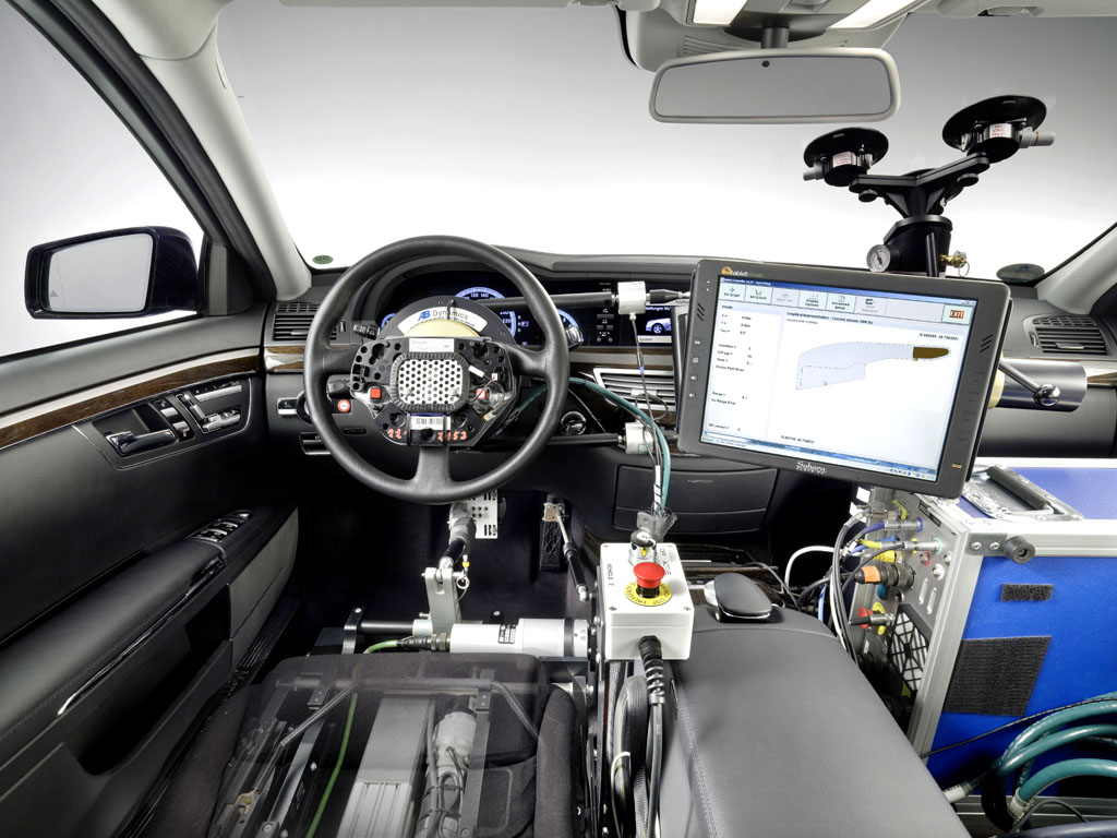 Automatisiertes Fahren: Roboter steuern Gas, Bremse und Lenkung im Erprobungs-Mercedes. 