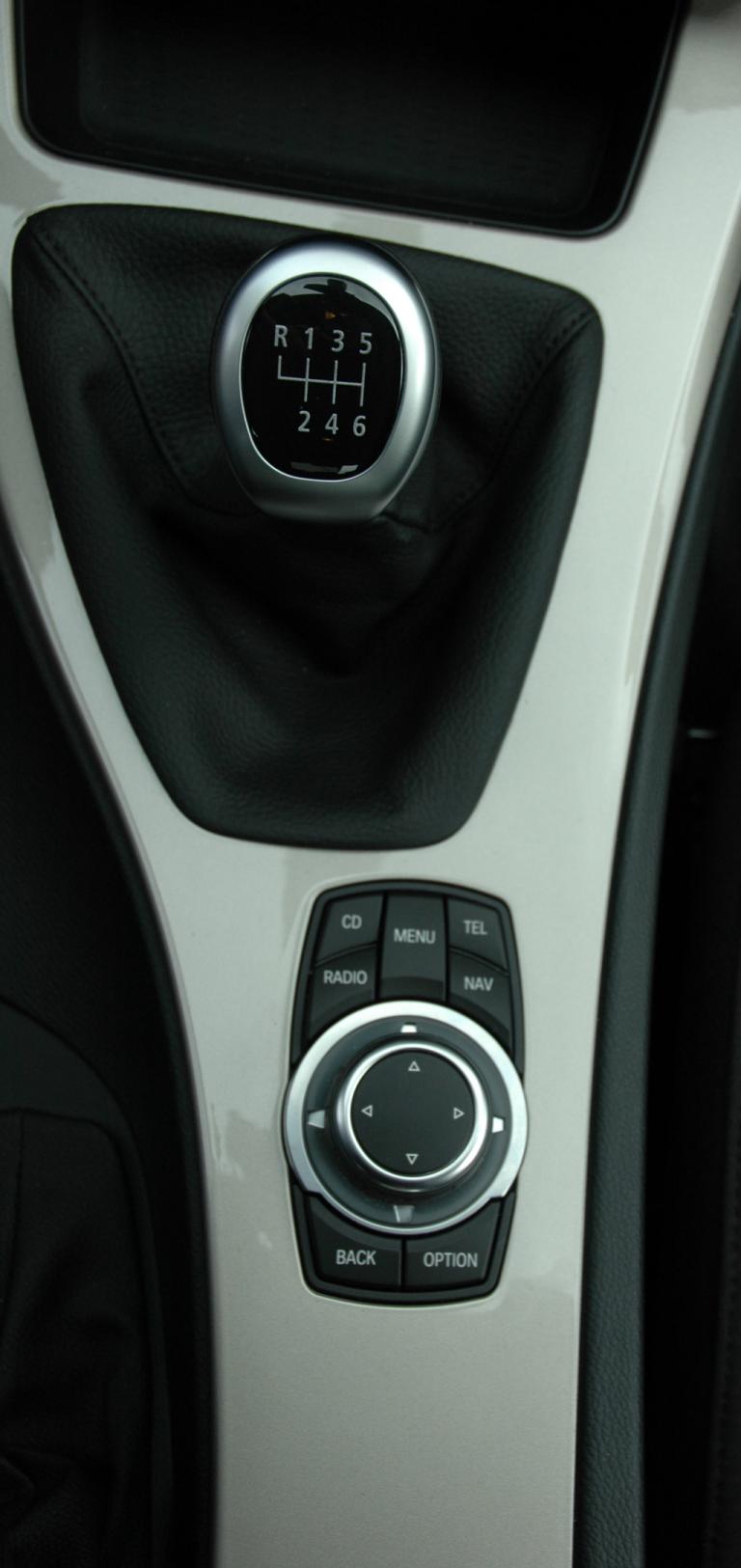 BMW 320d: Blick auf Schaltknüppel und den Controller-Bedienknopf. 