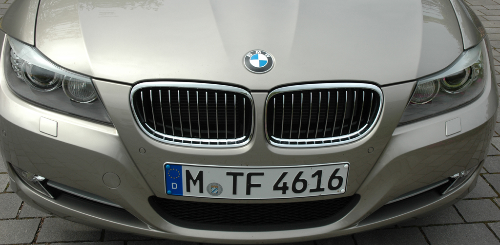 BMW 320d: Blick auf die Frontpartie mit Motorhaube. 