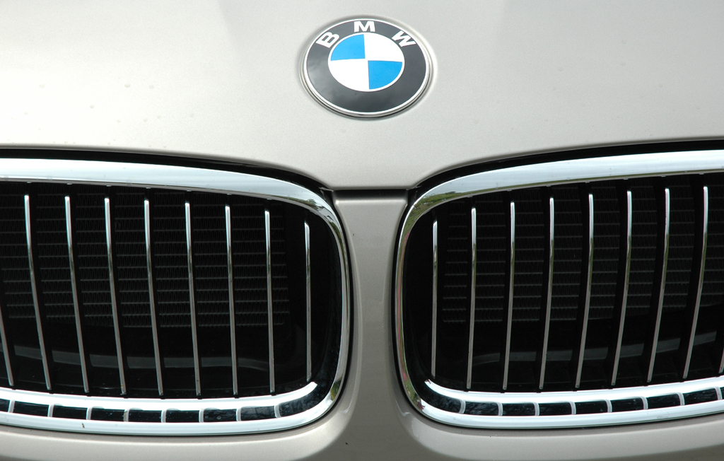 BMW 320d: Das Markenemblem sitzt über der Doppelniere in der Haube. 