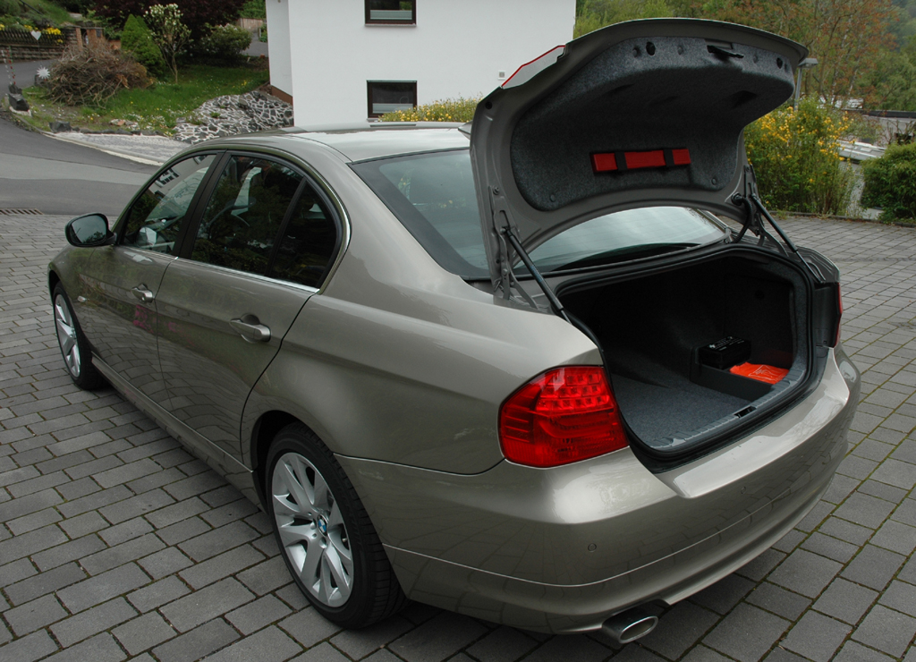 BMW 320d: Mit geöffneter Kofferraumklappe. 